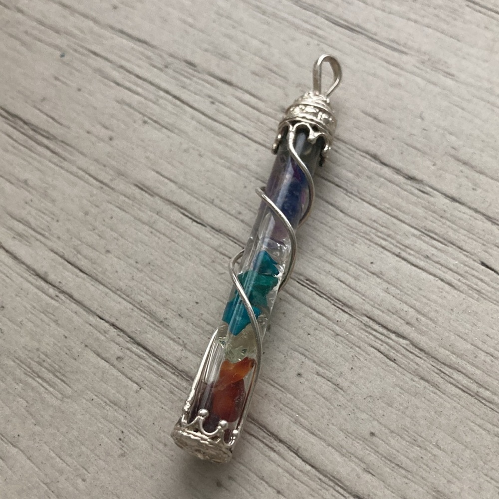 Long pendant holding stones